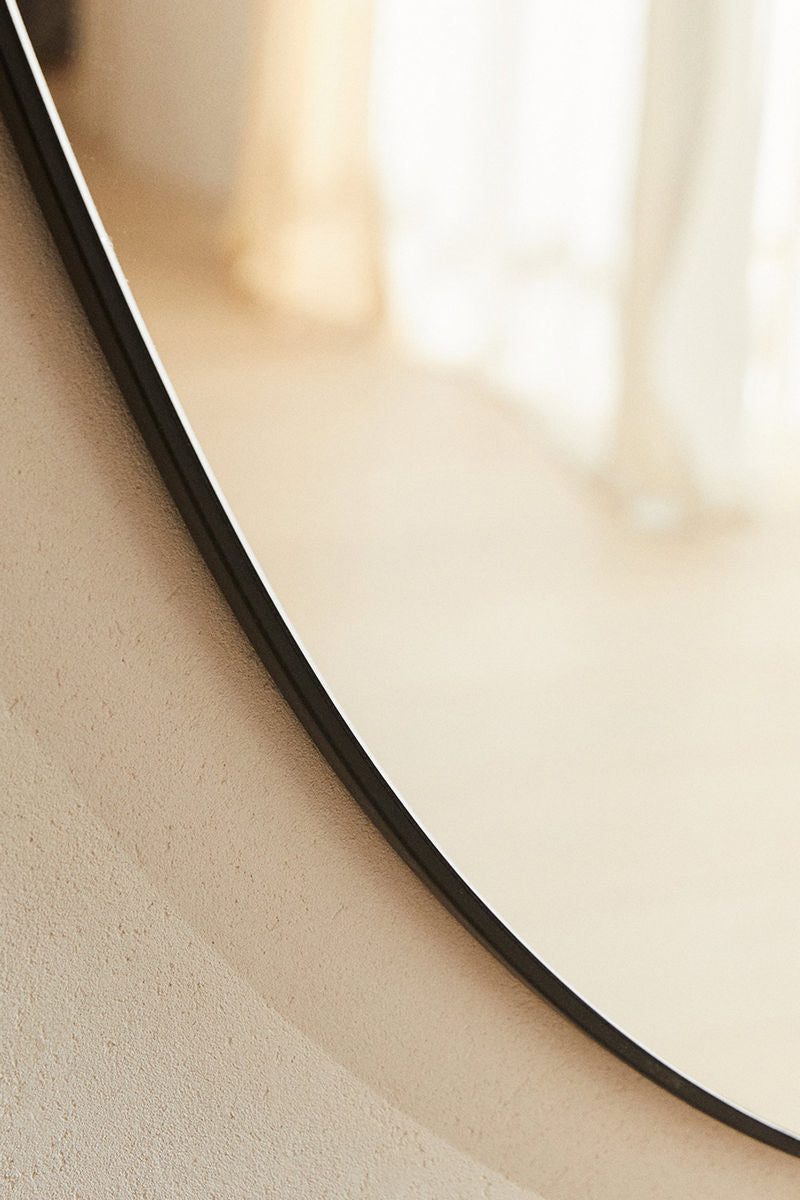 Tais Mirror – Soft Form, Subtle Elegance