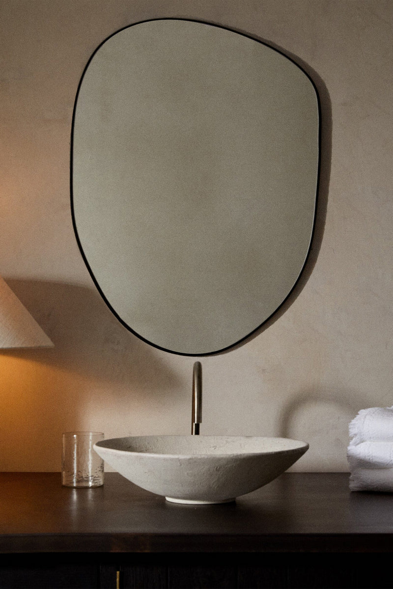 Tais Mirror – Soft Form, Subtle Elegance